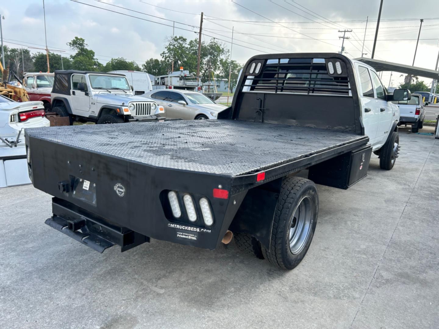 2020 White RAM 5500 Crew Cab LWB 4WD DRW (3C7WRNFL9LG) with an 6.7L L6 OHV 24V TURBO DIESEL engine, located at 1687 Business 35 S, New Braunfels, TX, 78130, (830) 625-7159, 29.655487, -98.051491 - Photo#6